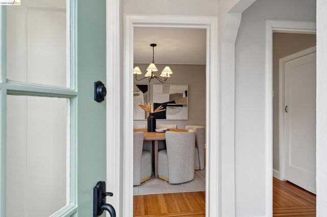 741 Grosvenor Pl, Oakland, CA 94610