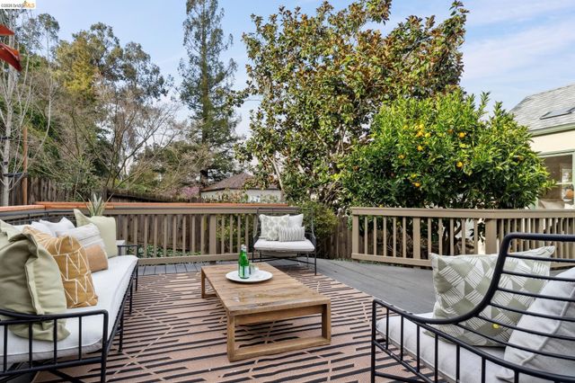 741 Grosvenor Pl, Oakland, CA 94610