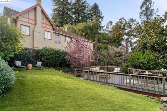 741 Grosvenor Pl, Oakland, CA 94610