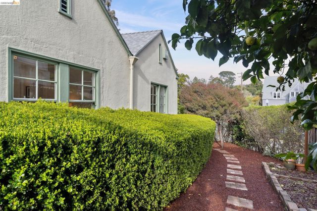 741 Grosvenor Pl, Oakland, CA 94610