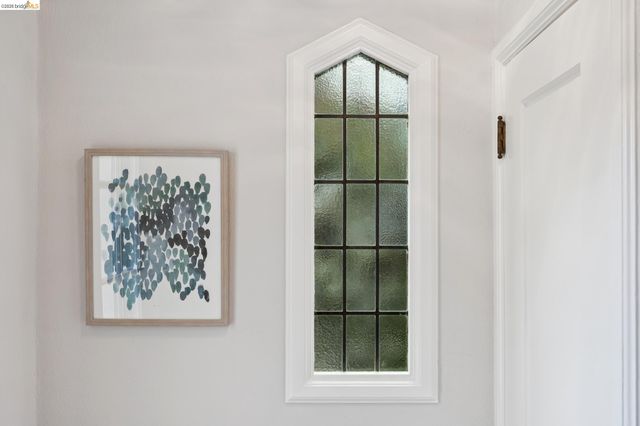 741 Grosvenor Pl, Oakland, CA 94610