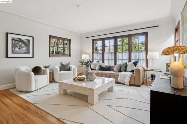 741 Grosvenor Pl, Oakland, CA 94610