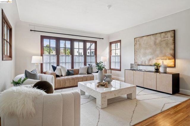 741 Grosvenor Pl, Oakland, CA 94610