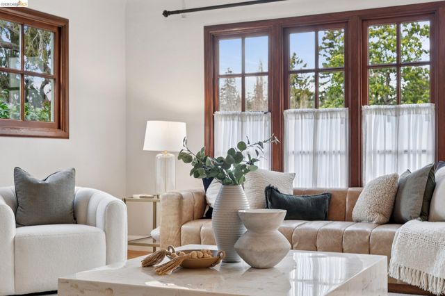 741 Grosvenor Pl, Oakland, CA 94610