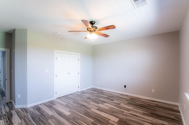 121 Grassy LN, Elgin, TX 78621