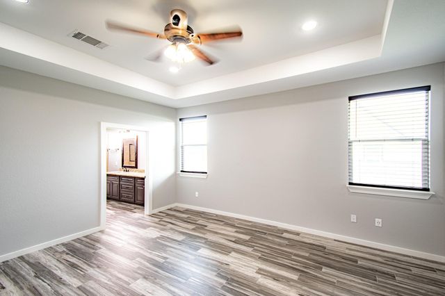 121 Grassy LN, Elgin, TX 78621