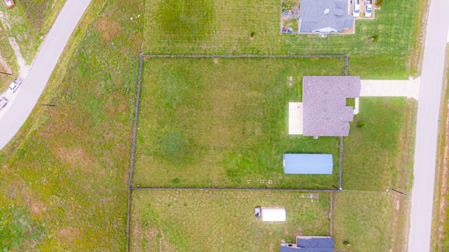 121 Grassy LN, Elgin, TX 78621