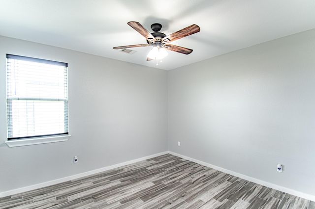 121 Grassy LN, Elgin, TX 78621