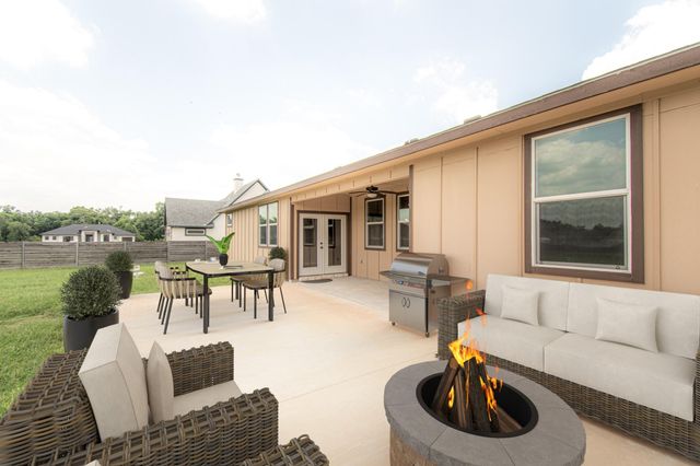 121 Grassy LN, Elgin, TX 78621