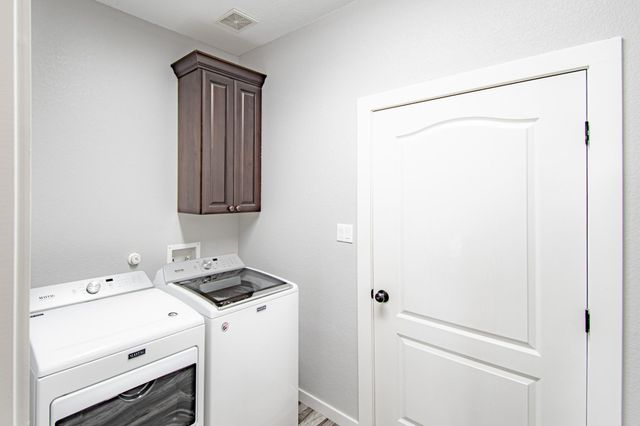 121 Grassy LN, Elgin, TX 78621