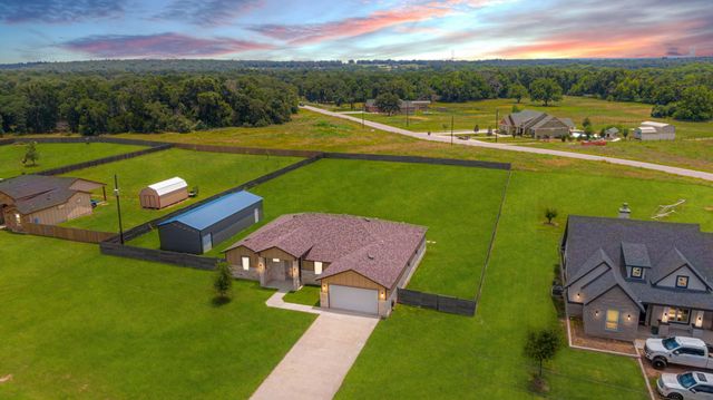 121 Grassy LN, Elgin, TX 78621