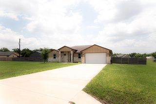 121 Grassy LN, Elgin, TX 78621