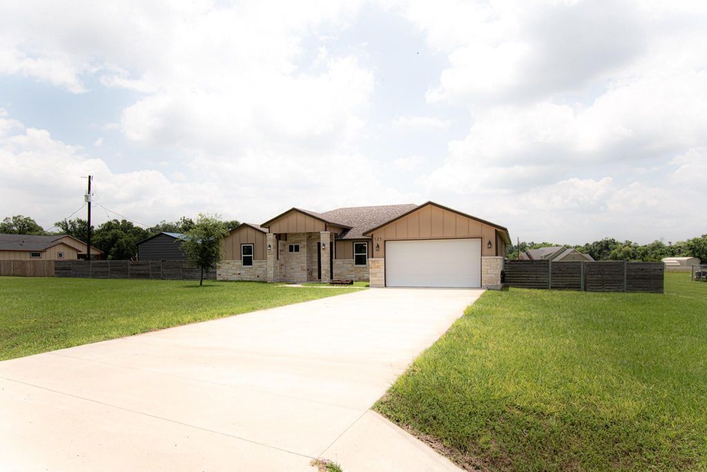 121 Grassy LN, Elgin, TX 78621