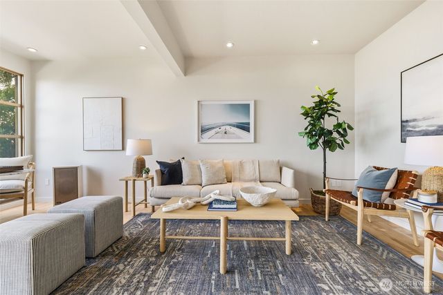 3607 W W Commodore Way, Seattle, WA 98199