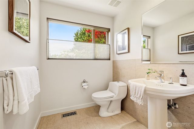 3607 W W Commodore Way, Seattle, WA 98199