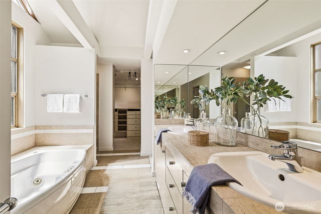 3607 W W Commodore Way, Seattle, WA 98199