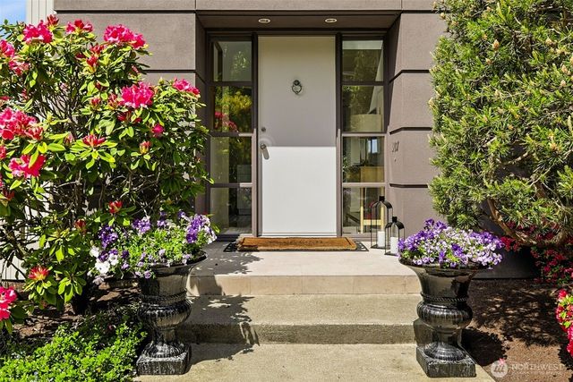 3607 W W Commodore Way, Seattle, WA 98199