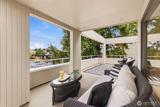 3607 W W Commodore Way, Seattle, WA 98199