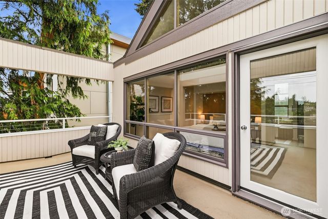 3607 W W Commodore Way, Seattle, WA 98199