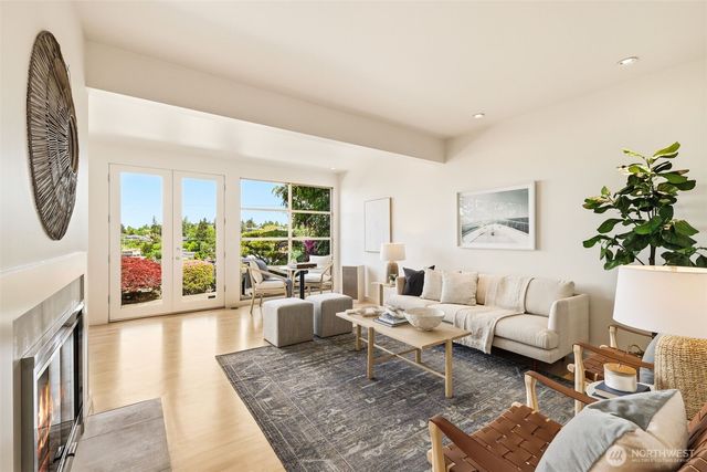 3607 W W Commodore Way, Seattle, WA 98199