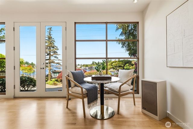 3607 W W Commodore Way, Seattle, WA 98199