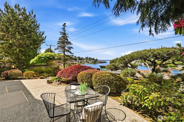3607 W W Commodore Way, Seattle, WA 98199