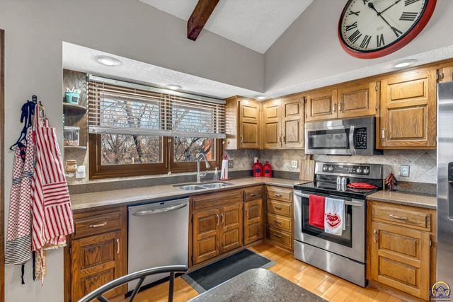 2224 SW Alameda CT, Topeka, KS 66614