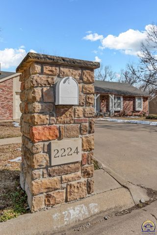 2224 SW Alameda CT, Topeka, KS 66614
