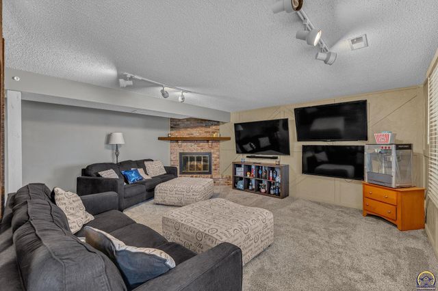 2224 SW Alameda CT, Topeka, KS 66614