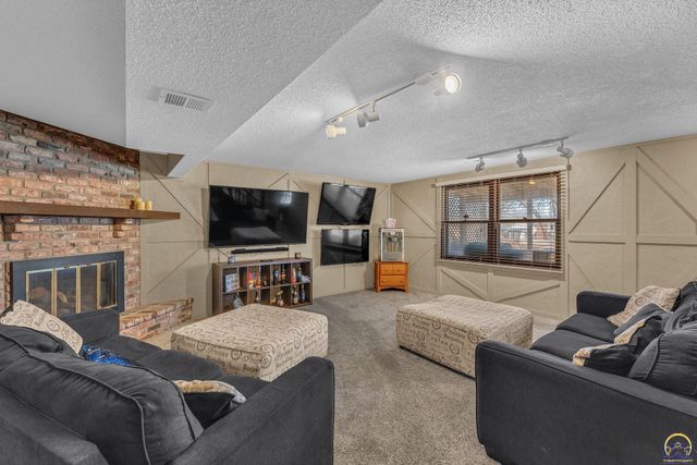 2224 SW Alameda CT, Topeka, KS 66614