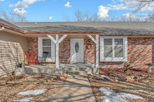 2224 SW Alameda CT, Topeka, KS 66614