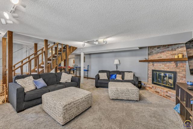 2224 SW Alameda CT, Topeka, KS 66614