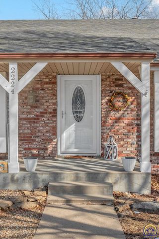 2224 SW Alameda CT, Topeka, KS 66614