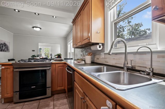 915 E 6th Street, Royal Oak, MI 48067