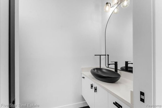 960 Davis Avenue, Birmingham, MI 48009