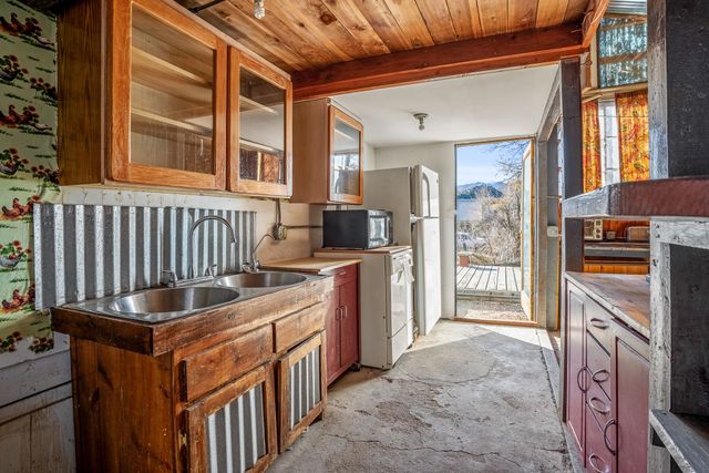 2 Grasshopper Road, Madrid, NM 87010