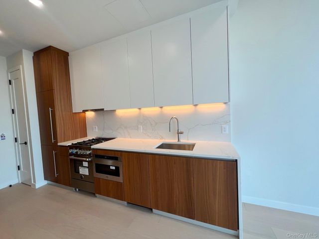 35-32 Leavitt Street 11M, Flushing, NY 11354