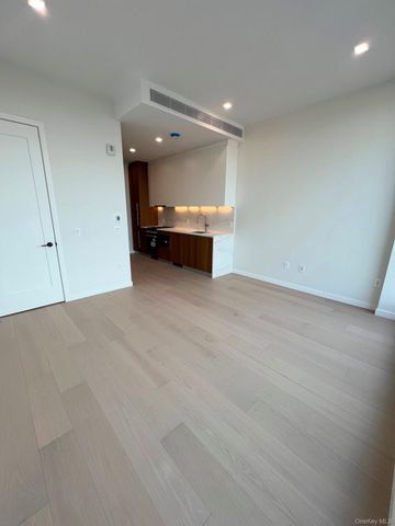 35-32 Leavitt Street 11M, Flushing, NY 11354