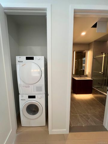 35-32 Leavitt Street 11M, Flushing, NY 11354