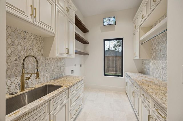 318 Knipp Road, Houston, TX 77024
