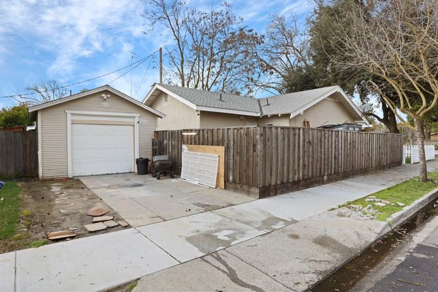 222 Maynell Ave, Modesto, CA 95354