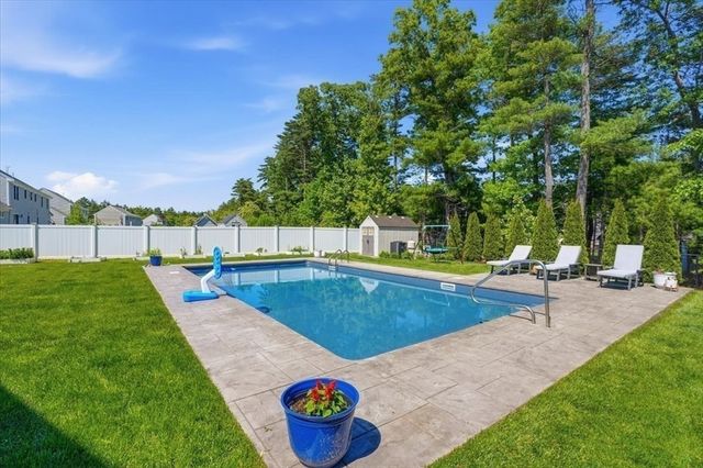 71 Fountain Knoll Ln, Kingston, MA 02364