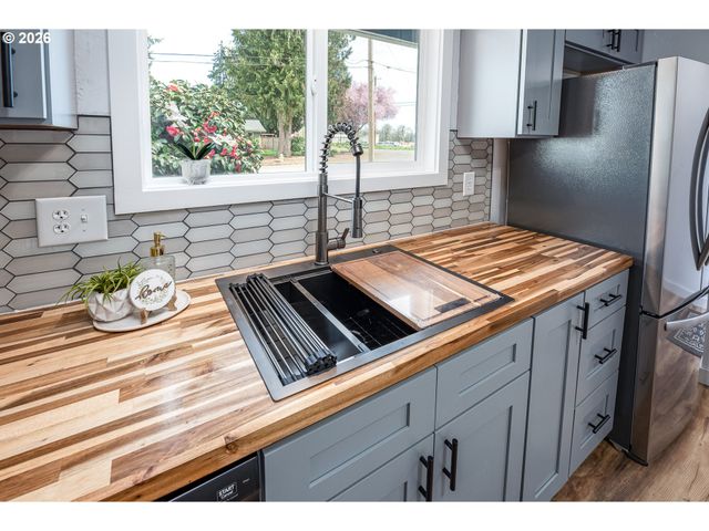 3910 ANDOVER St, Eugene, OR 97404