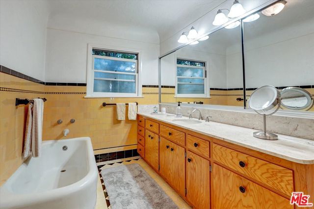 1453 Thompson Avenue, Glendale, CA 91201