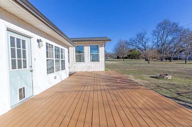 557 Peach Valley Rd, Gallatin, TN 37066