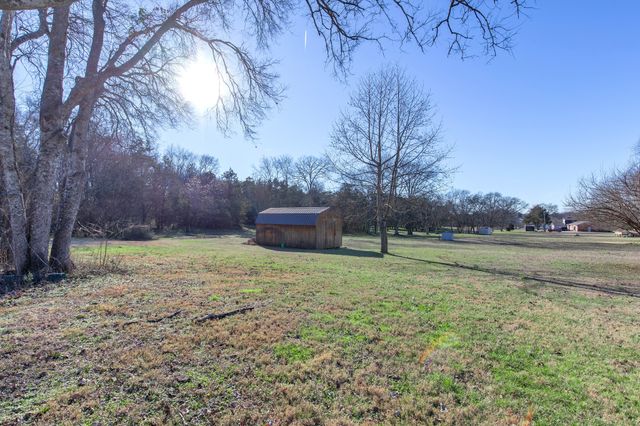 557 Peach Valley Rd, Gallatin, TN 37066