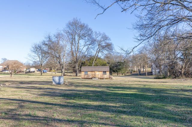 557 Peach Valley Rd, Gallatin, TN 37066