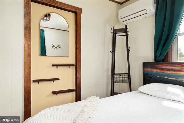 8735 SMITH CREEK RD, New Market, VA 22844