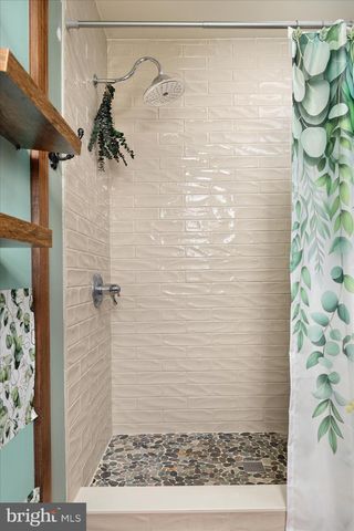 8735 SMITH CREEK RD, New Market, VA 22844