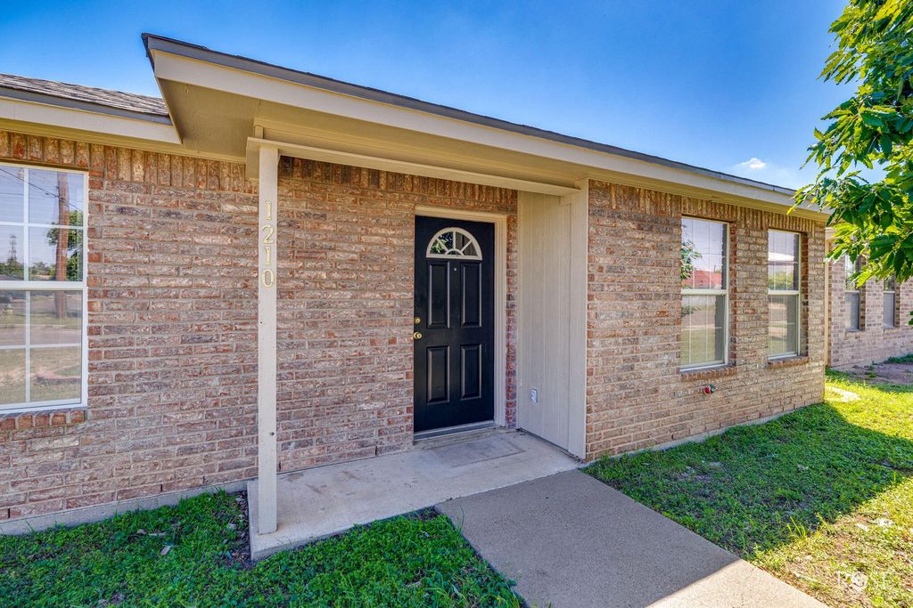 Image 2 of property listing at 1210 Guthrie Street, San Angelo, TX 76901
